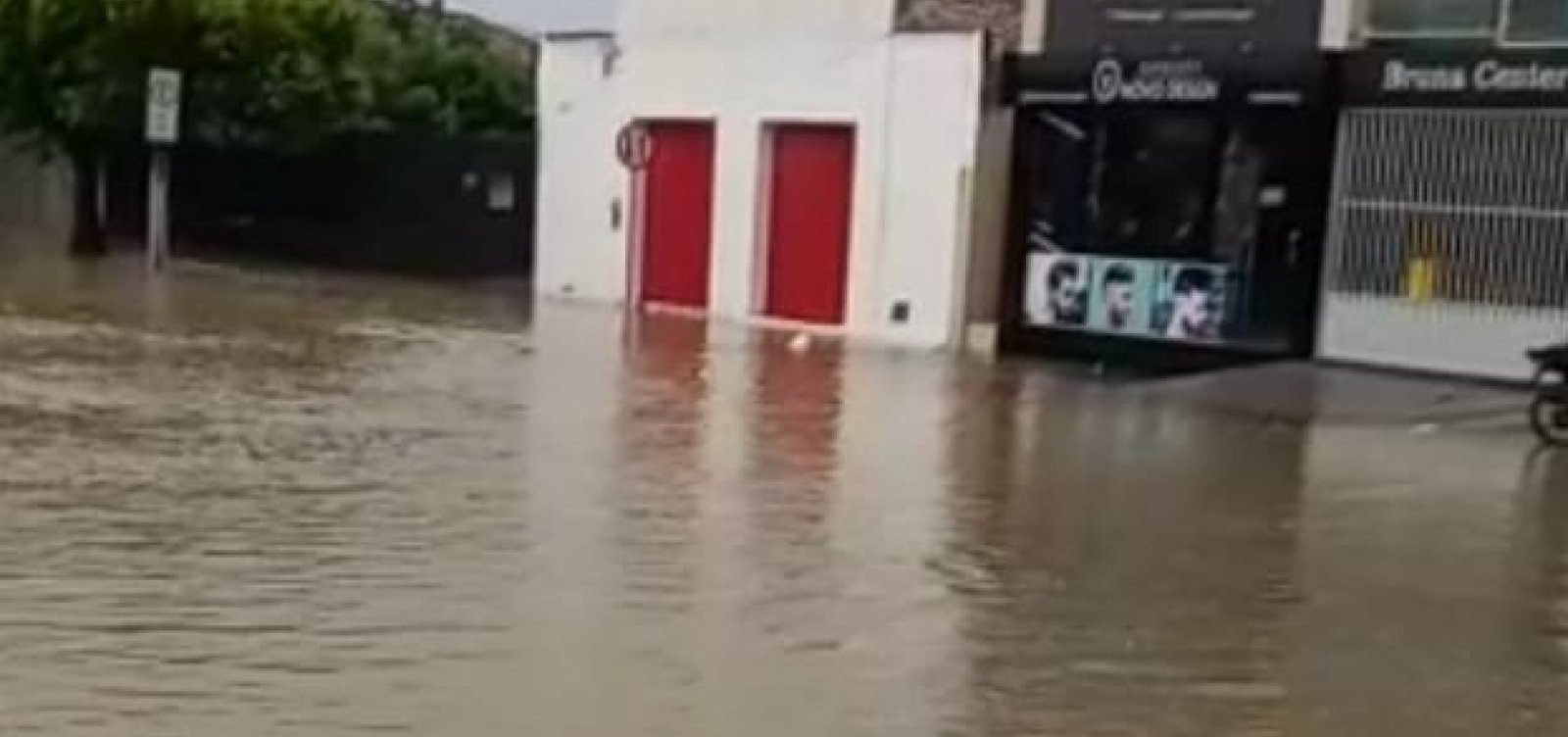 Por forte chuva, casa desaba e ruas ficam alagadas em Ribeira do Pombal