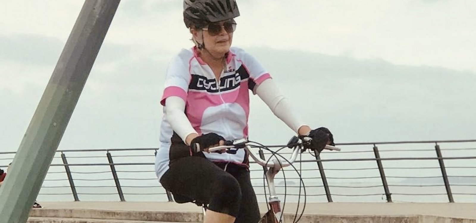Dilma desmente boato sobre doença e posta foto de bike: "Eu e a minha embolia"