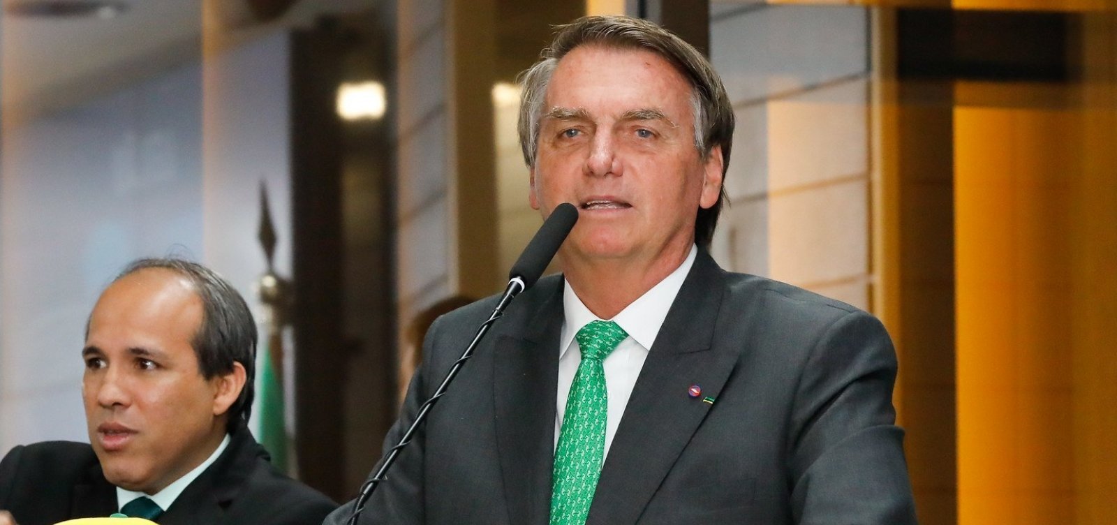 Bolsonaro prepara MP para vetar que cidades e estados decidam sobre passaporte de vacina
