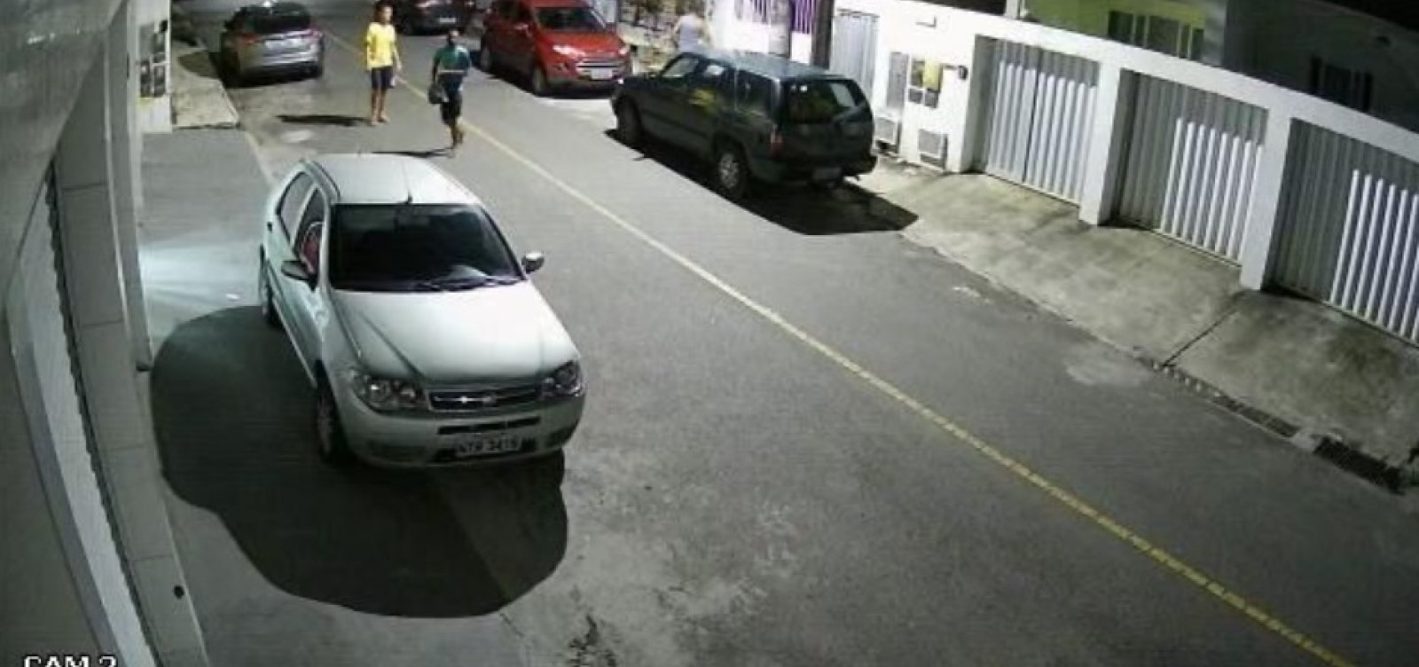 Vídeo: dupla armada assalta homem em rua vizinha à companhia da PM, em Pernambués