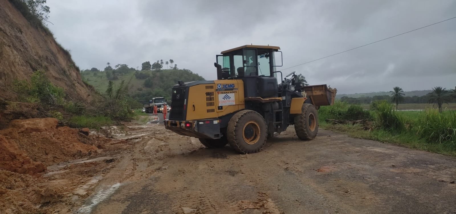 Após deslizamento, tráfego é liberado na BA-290, entre Teixeira e Alcobaça