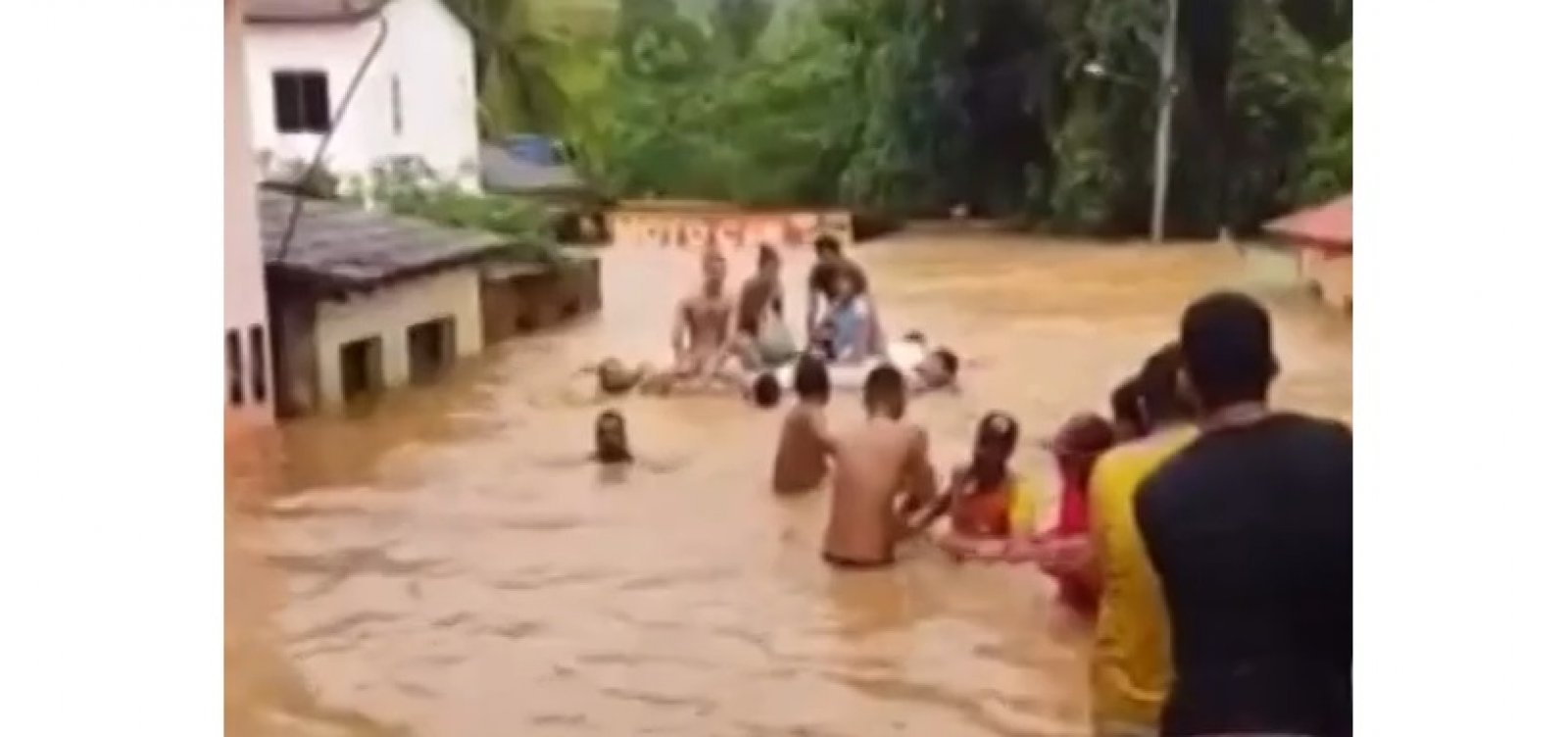 Após enchente, moradores são resgatados com colchão em Jucuruçu, no sul do estado