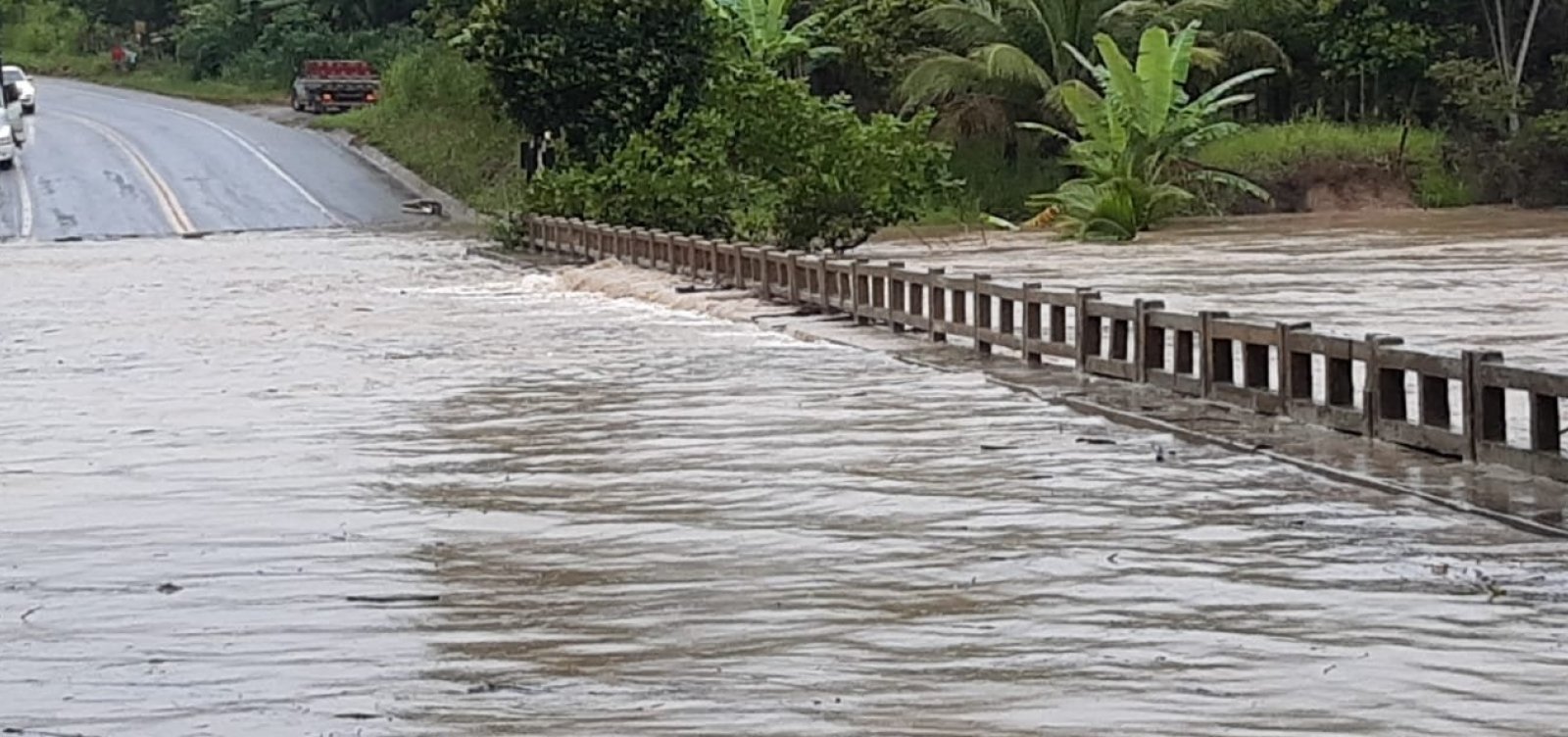 Tempestades interditam rodovias de municípios 'ilhados' na Bahia