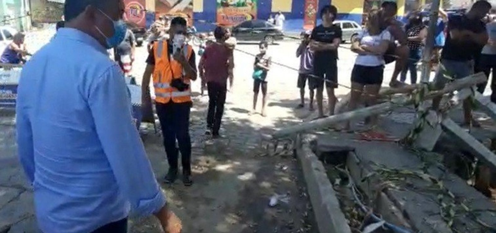 Rui visita cidades alagadas e anuncia reconstrução de casas destruídas no sul da Bahia