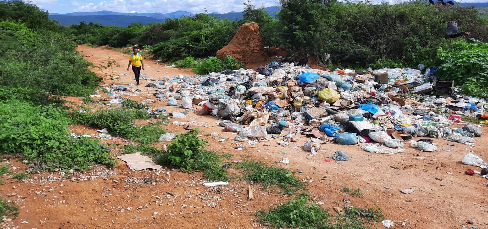 Montanha de lixo interdita estrada até comunidade quilombola na Chapada Diamantina; veja vídeo