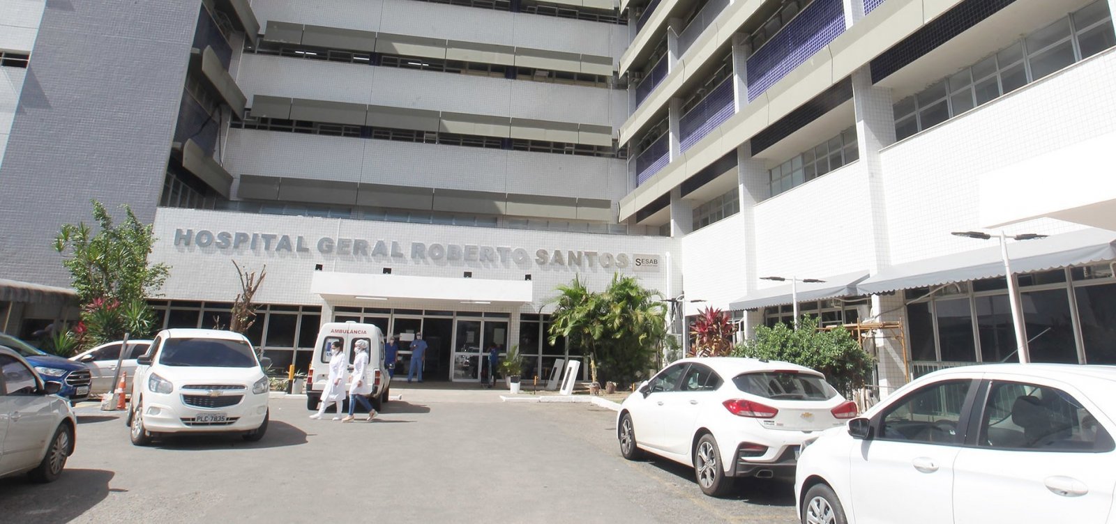 Funcionários terceirizados do Hospital Roberto Santos denunciam falta de pagamento do salário e 13° 