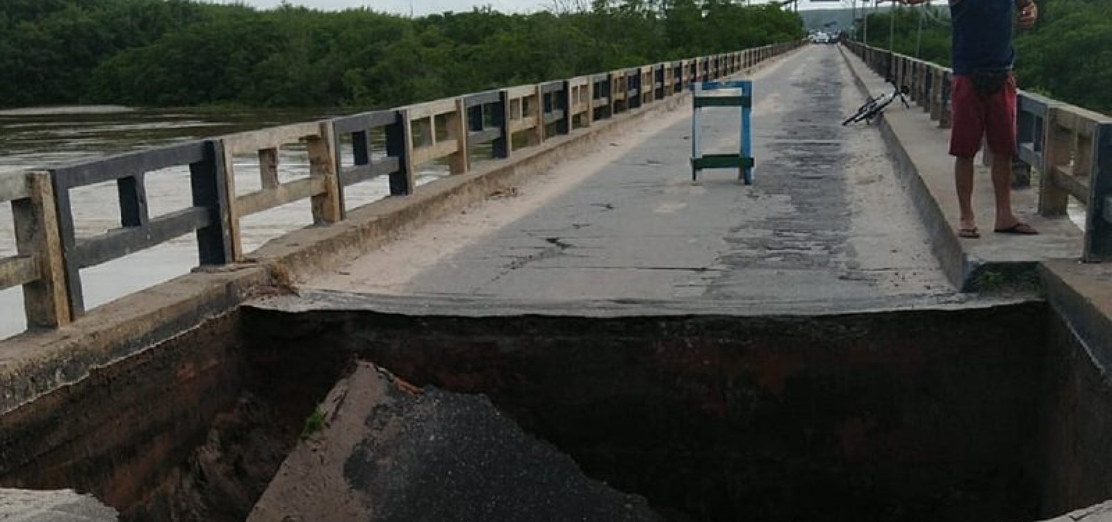 Passagem de veículos sobre a ponte de acesso a Prado, na BA-001, é totalmente liberado