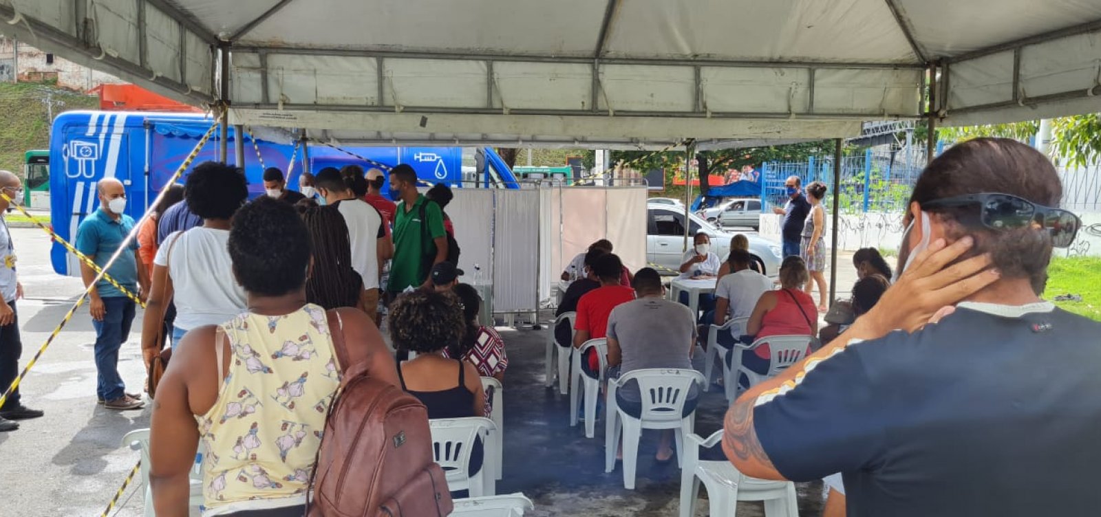 Após lotação e protesto em gripários, estacionamento da UPA é usado para testagem da Covid-19