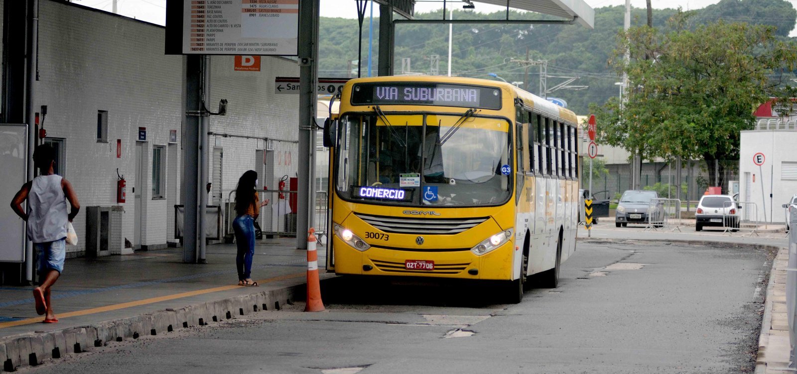 Mulheres poderão embarcar e desembarcar fora dos pontos de ônibus à noite em Salvador