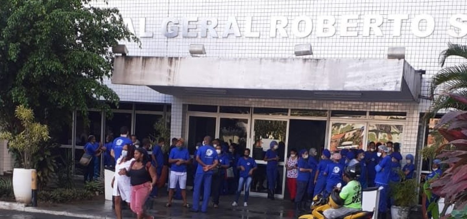 Por salário atrasado e acordo descumprido, terceirizados protestam em frente ao Hospital Roberto Santos