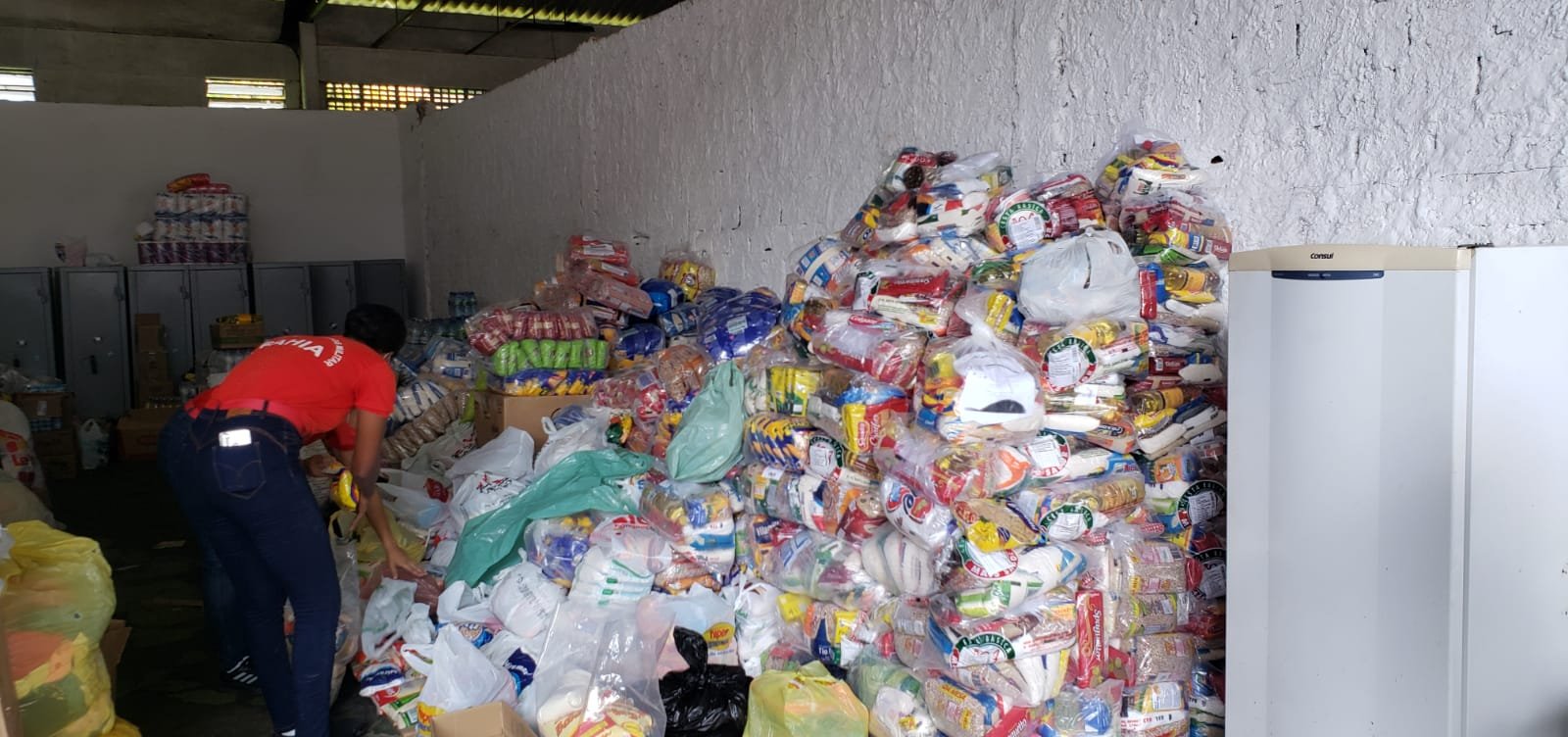 Bombeiros têm conseguido arrecadar 8 toneladas de donativos por dia para o sul da Bahia