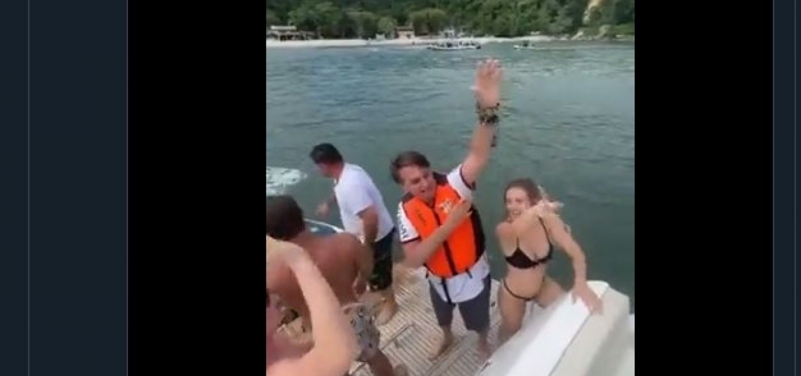 Vídeo: Em iate com apoiadores, Bolsonaro dança funk com letra que ataca adversários políticos