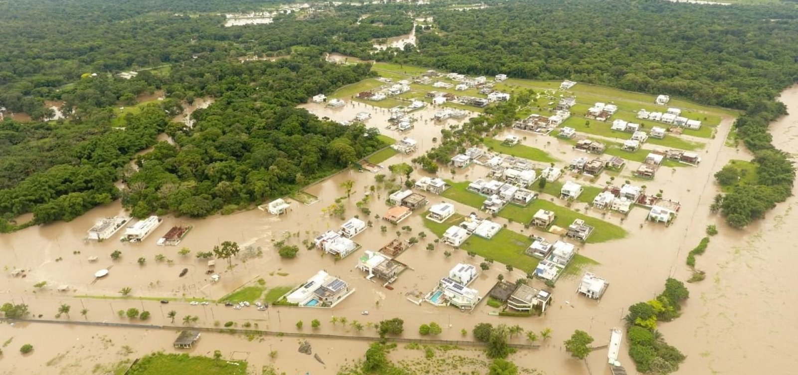 Condomínio de luxo de Itabuna fica submerso após forte temporal