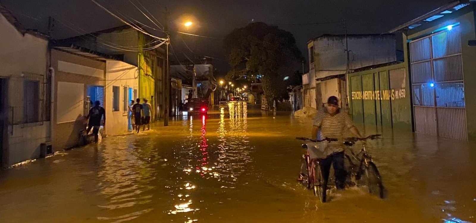 "Vamos reconstruir todas as casas afetadas pela chuva", diz Rui Costa em Ilhéus