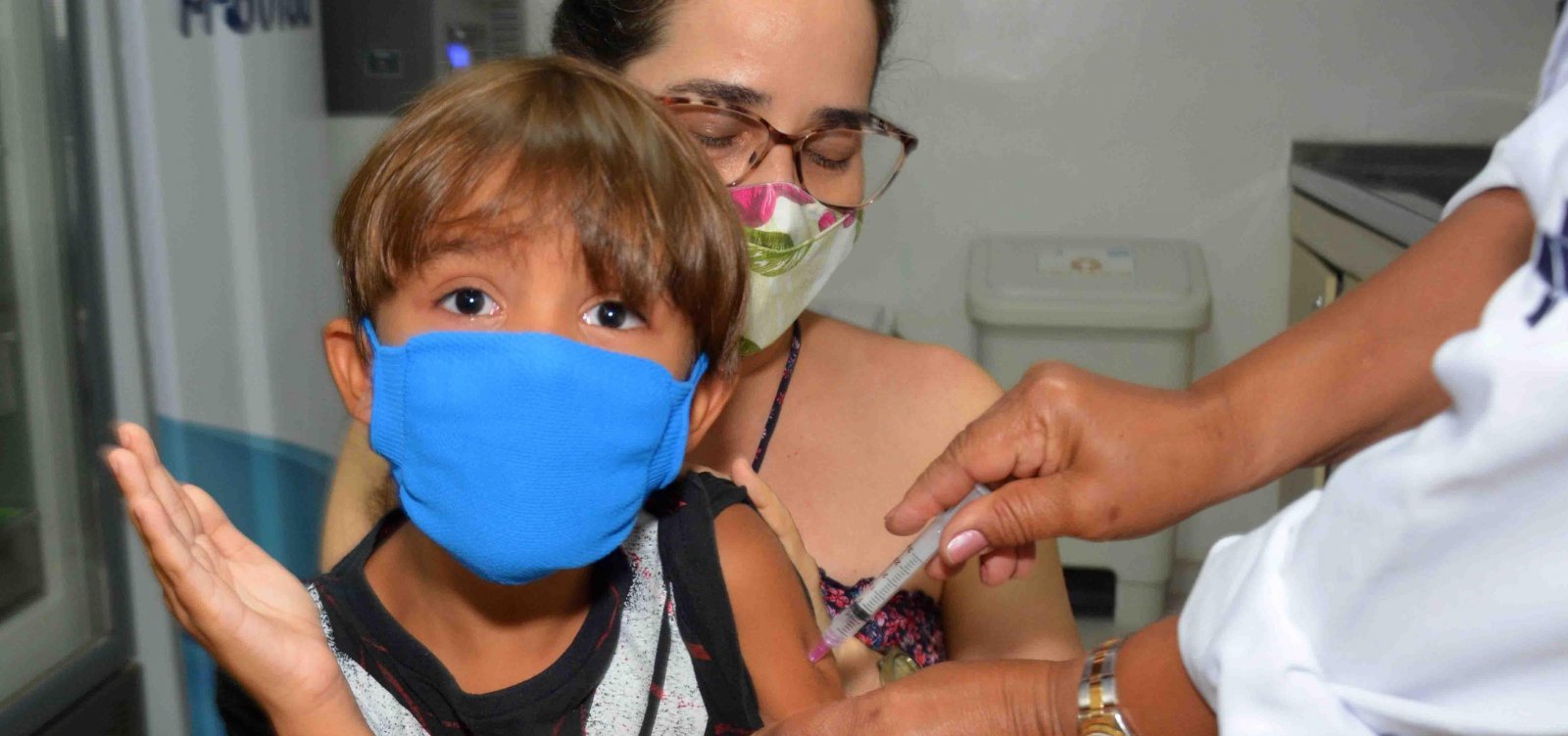 Secretária da Covid contraria Bolsonaro e diz que vacina para criança é segura