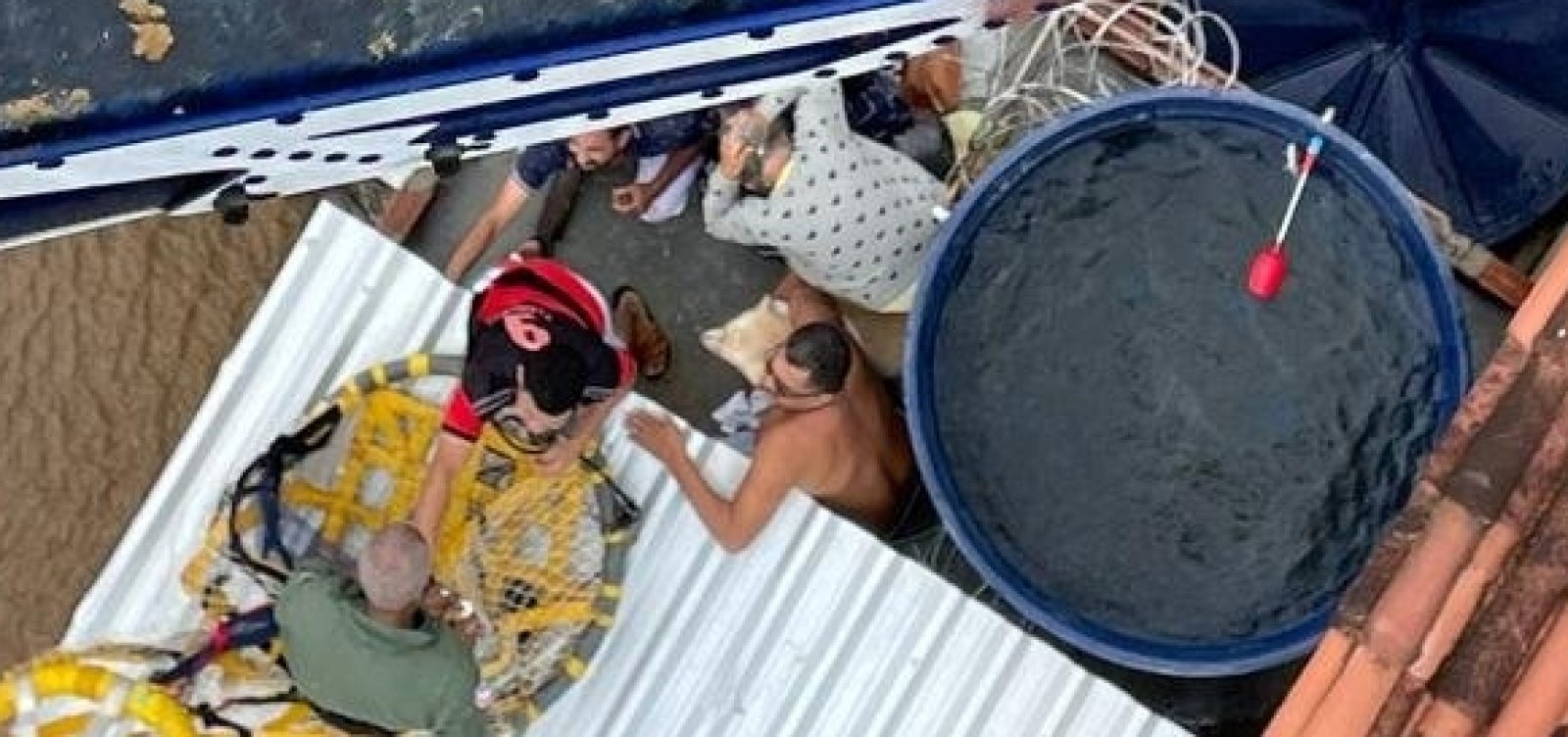 Ap&oacute;s ficarem ilhadas, dezesseis pessoas s&atilde;o resgatadas pela pol&iacute;cia em Uba&iacute;ra