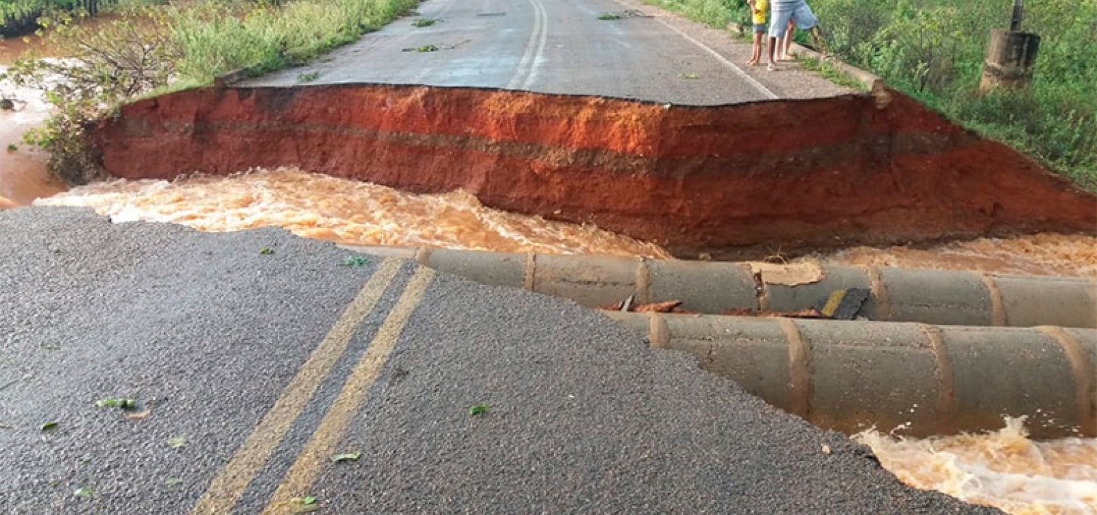 Chuvas abrem cratera em estrada e três cidades ficam isoladas no Piauí