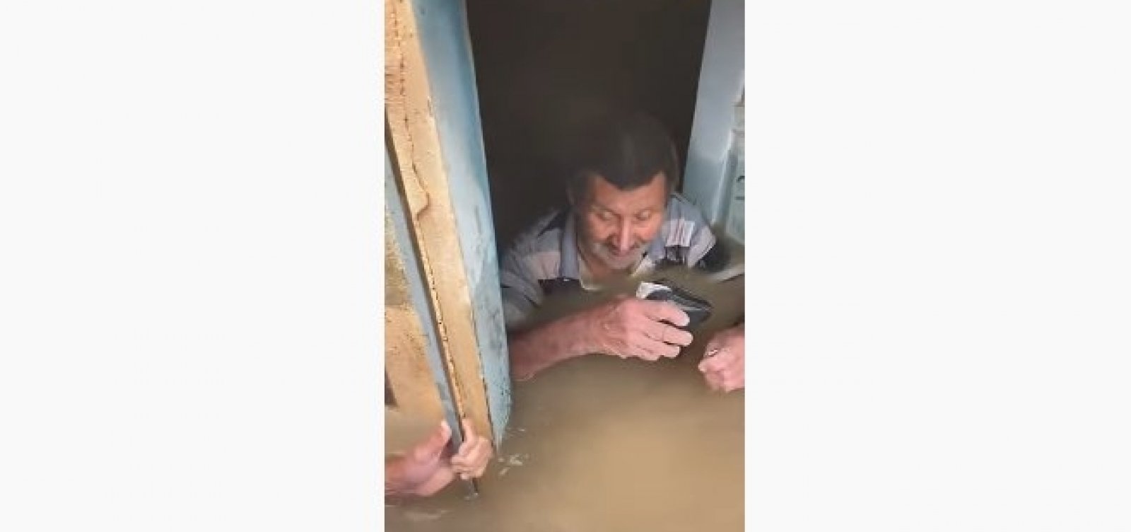 Idoso resgatado com a água no pescoço volta para casa em Itabuna