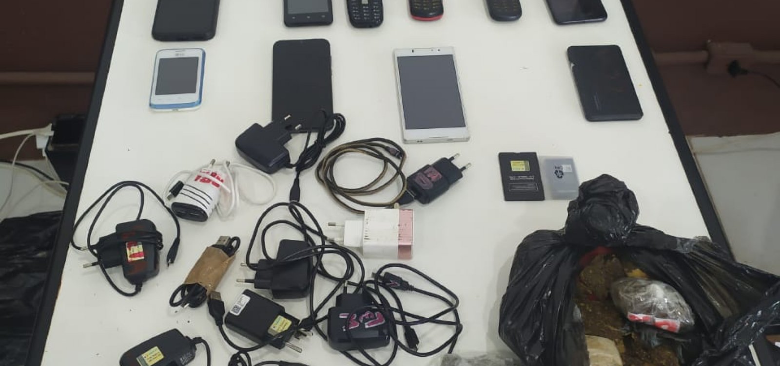 Polícia intercepta celulares que seriam entregues em presídio 