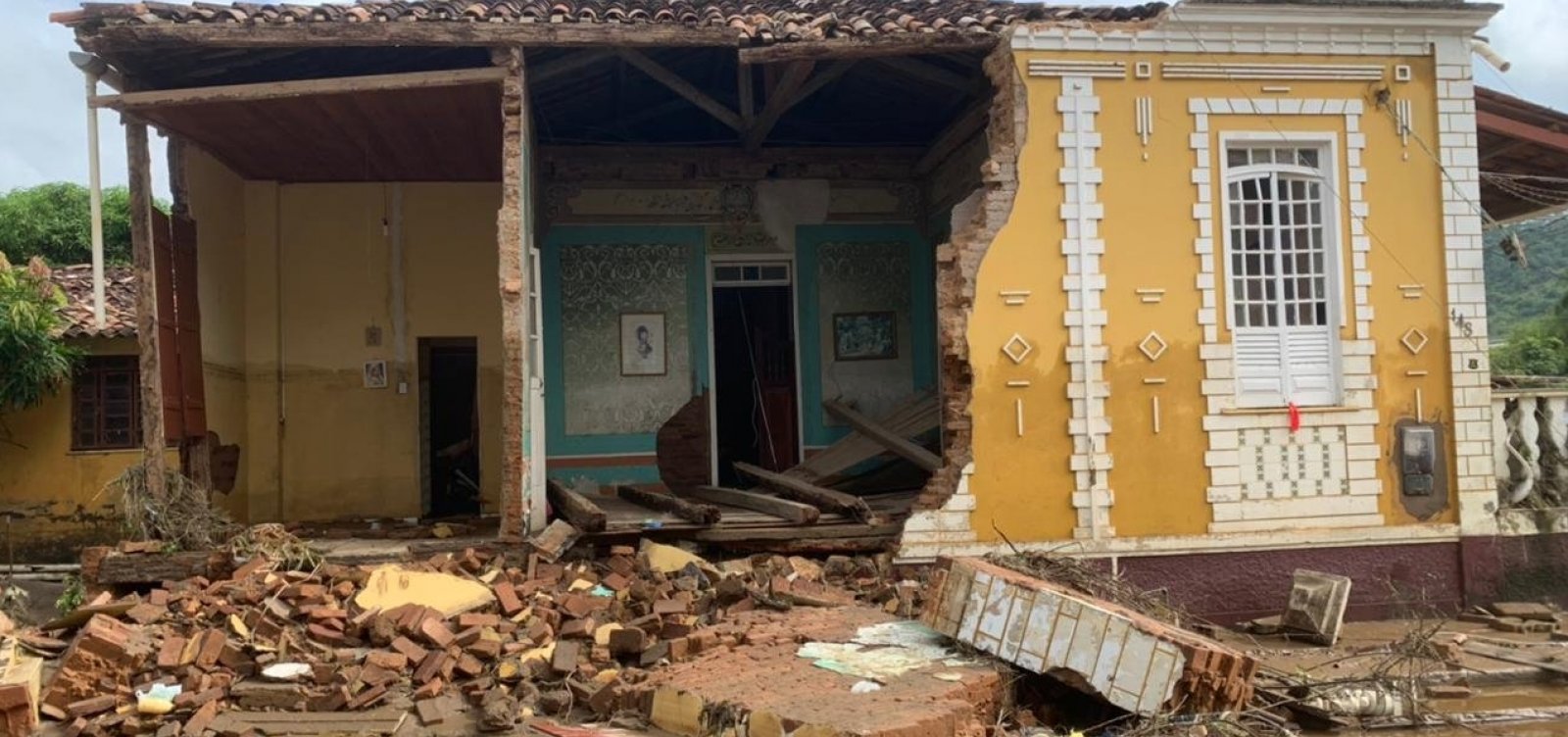 Água baixa em Ubaíra e revela cenário de destruição com casas em ruínas e destroços