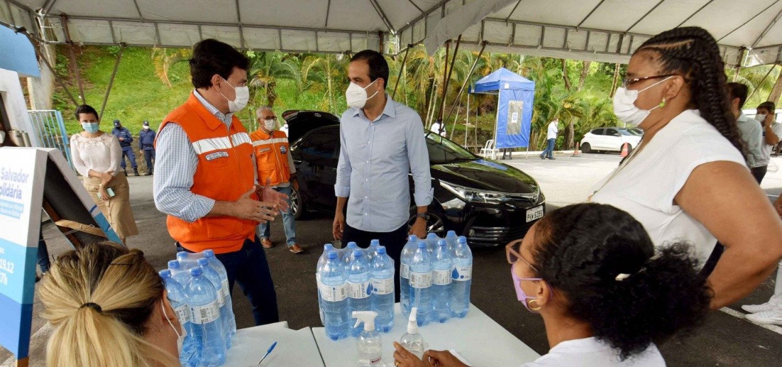 Drive-thru do Ação Salvador Solidária arrecada água para municípios afetados pelas chuvas