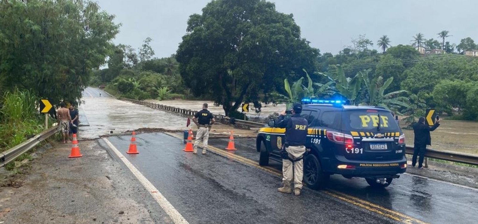 Cinco trechos de rodovias federais continuam interditadas na Bahia 