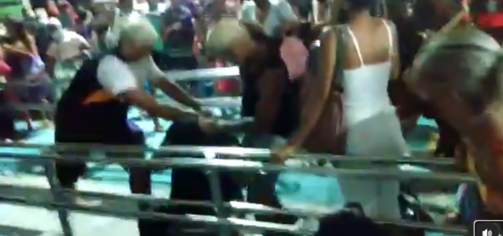 Homem é agredido por outros dois em terminal do ferry em Salvador