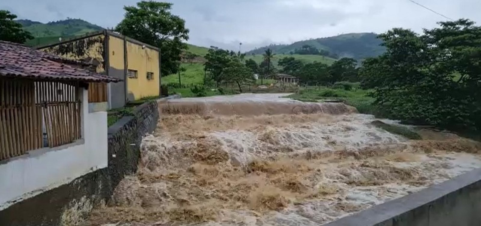 Após chuvas em Minas, cheia do rio Pardo causa alagamentos em cidades da Bahia
