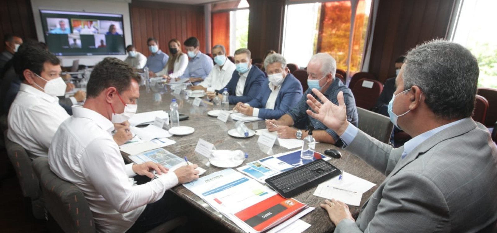Governador se reúne com prefeitos das cidades atingidas pelas chuvas para acelerar ações de recuperação