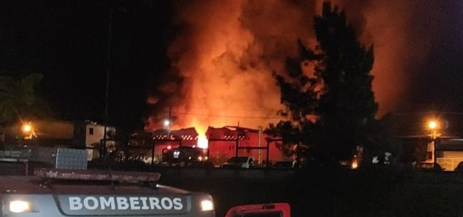 Bombeiros debelam incêndio em fábrica de colchões em Santo Antônio de Jesus 