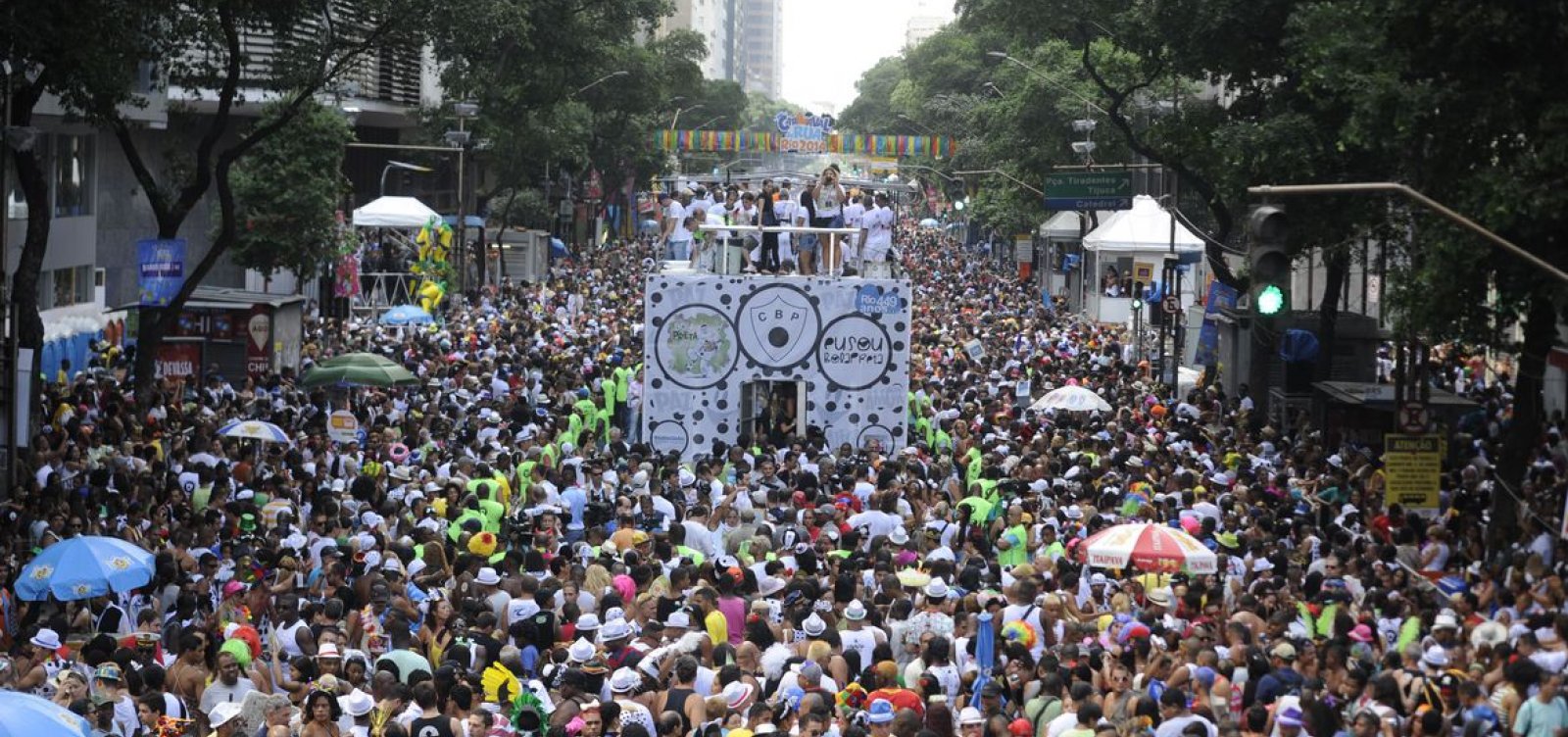 Carnaval de rua no Rio de Janeiro é cancelado; desfiles na Sapucaí estão mantidos