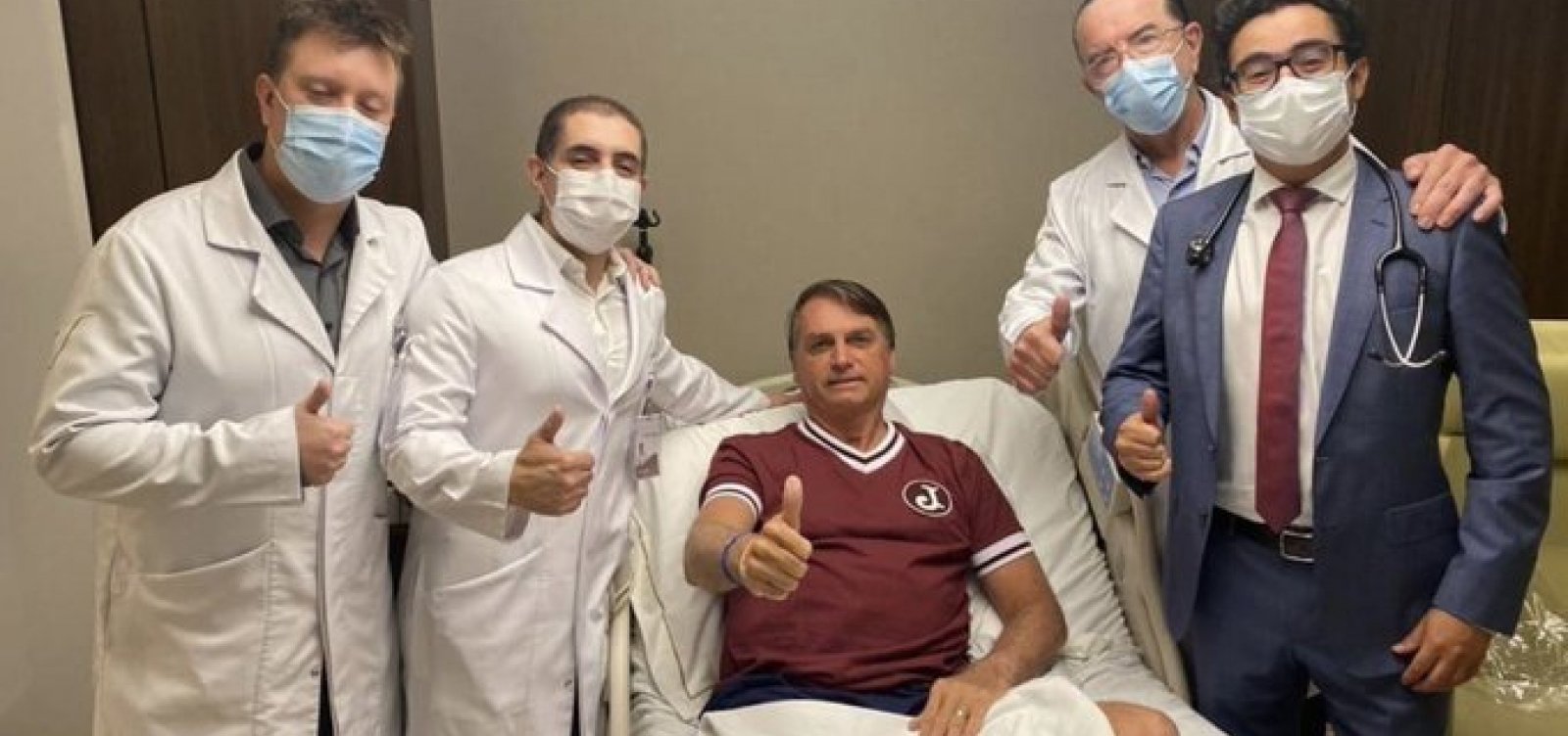 Bolsonaro posta foto com equipe médica e anuncia alta hospitalar