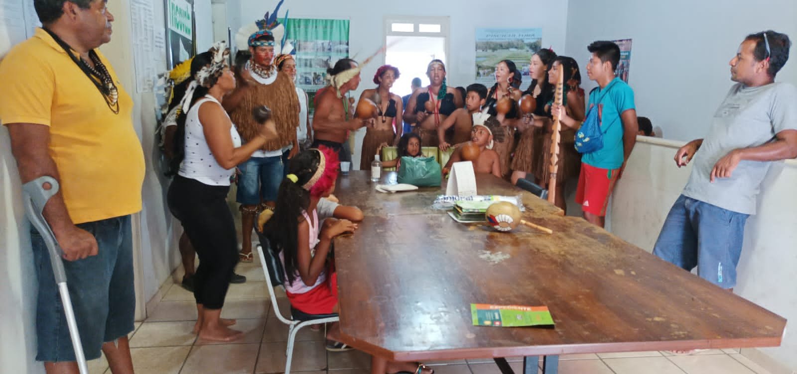 Sem área para atendimento médico, indígenas ocupam secretaria de agricultura em Pau Brasil