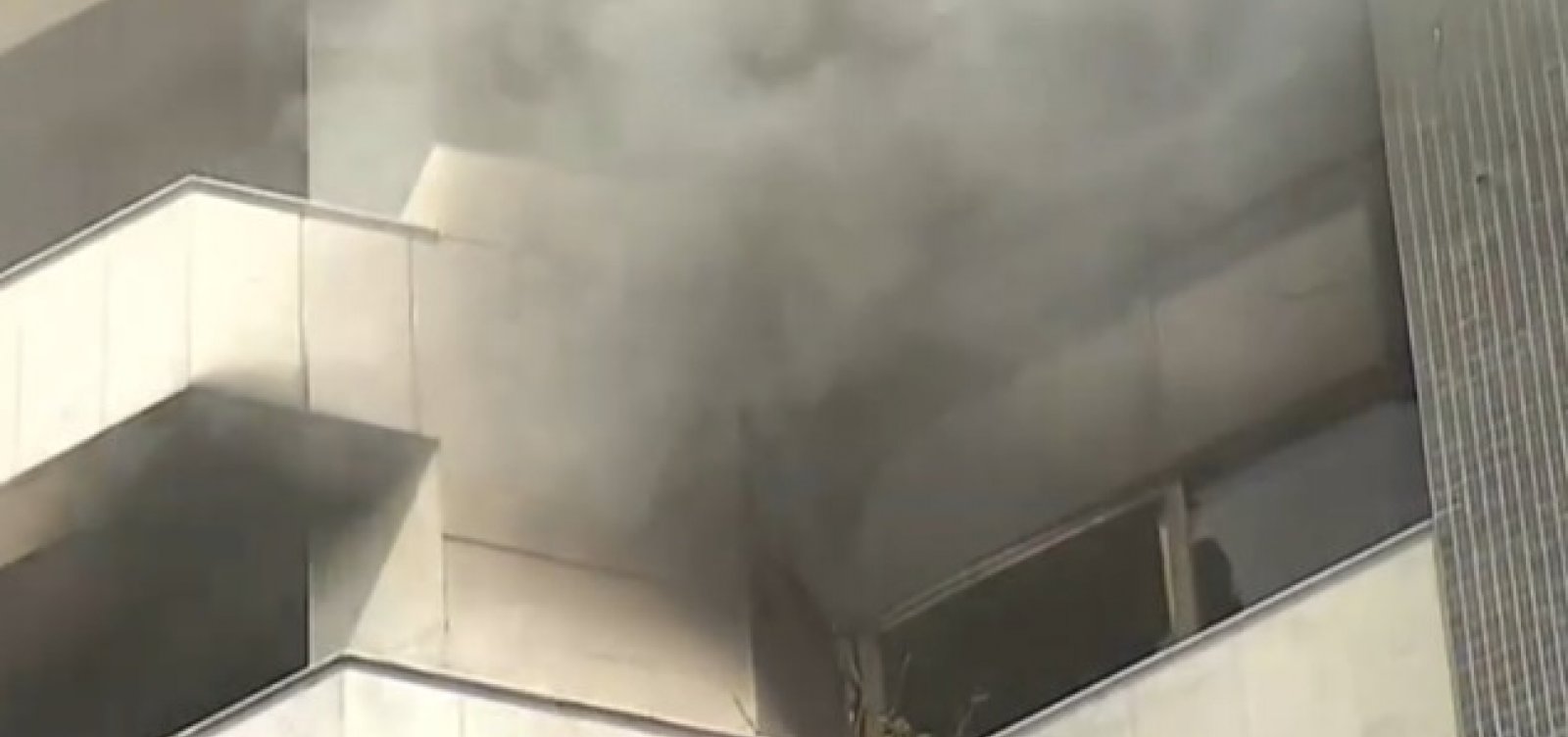 Incêndio em apartamento na Barra deixa duas mulheres feridas; veja vídeo