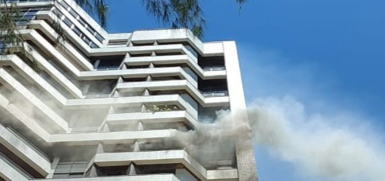 Defesa Civil faz vistoria em apartamento de alto padrão que pegou fogo na Barra