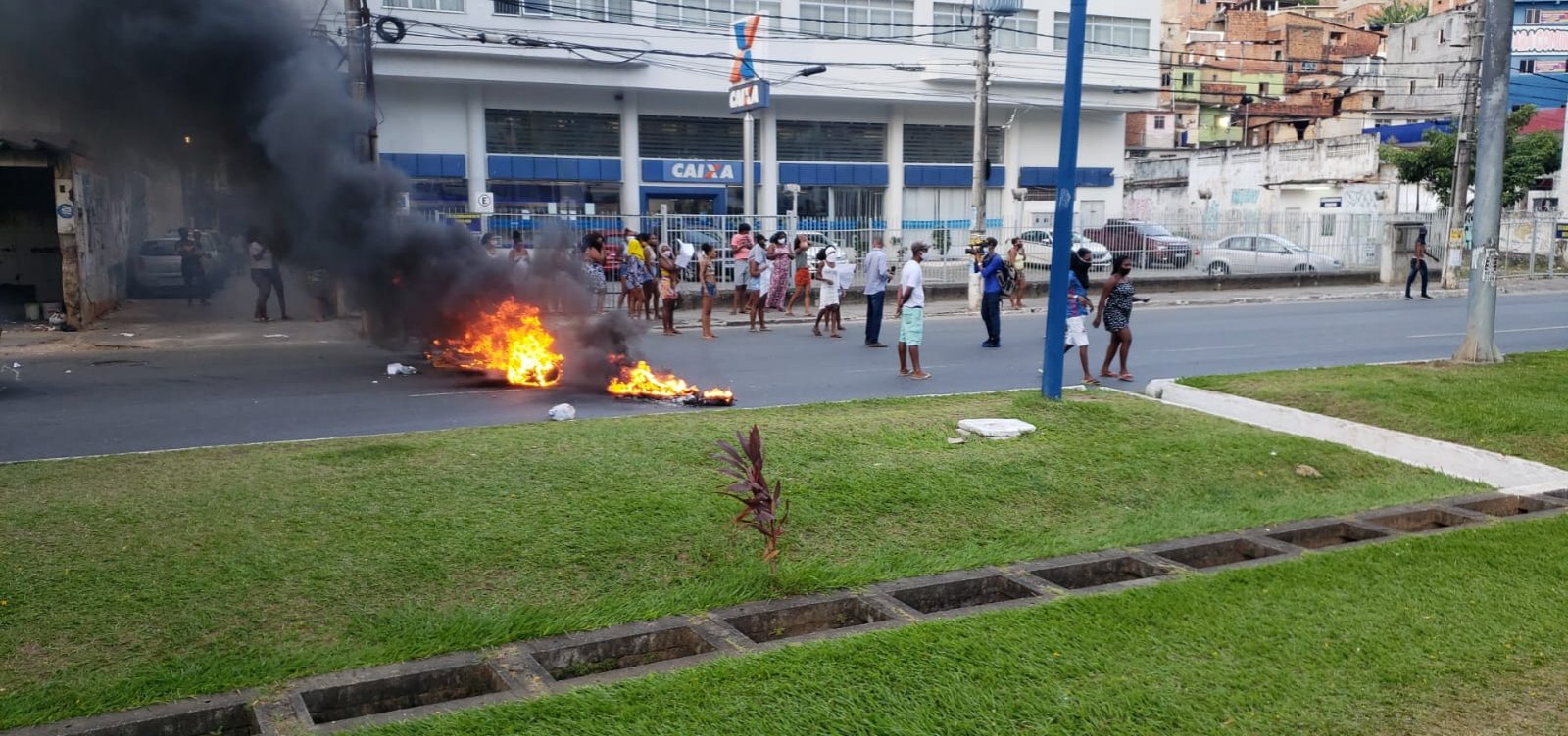 Contra violência em abordagem policial, manifestantes fecham trânsito na Avenida Vasco da Gama
