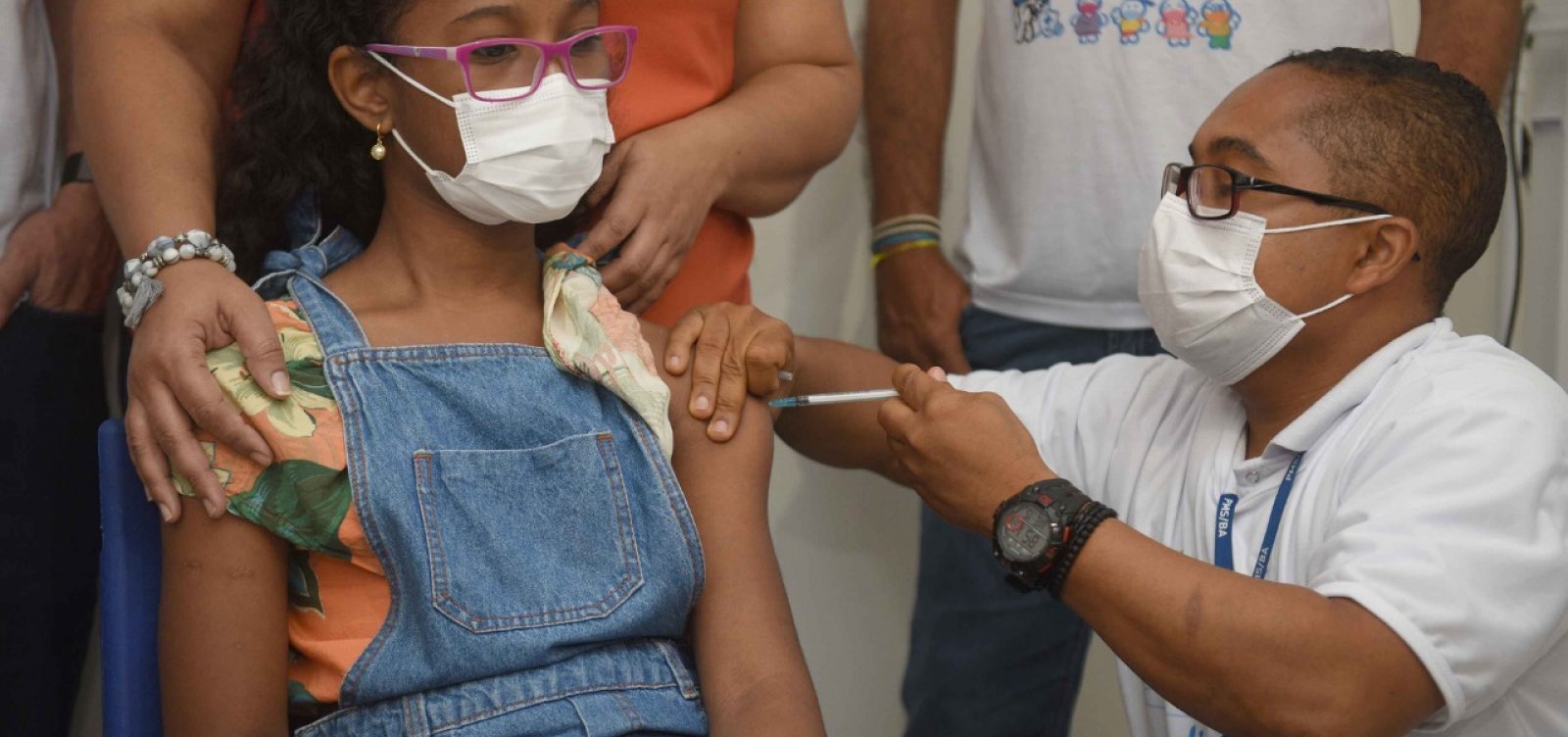 “O sentimento é de alívio”, diz mãe da primeira criança vacina contra Covid-19 em Salvador