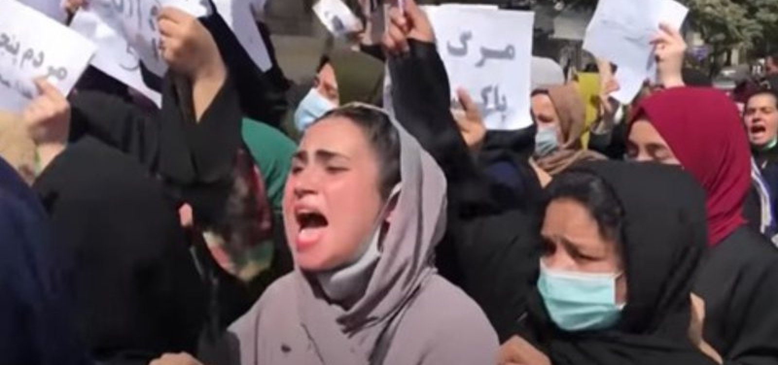 Talibãs dispersam protesto de mulheres em Cabul com gás de pimenta