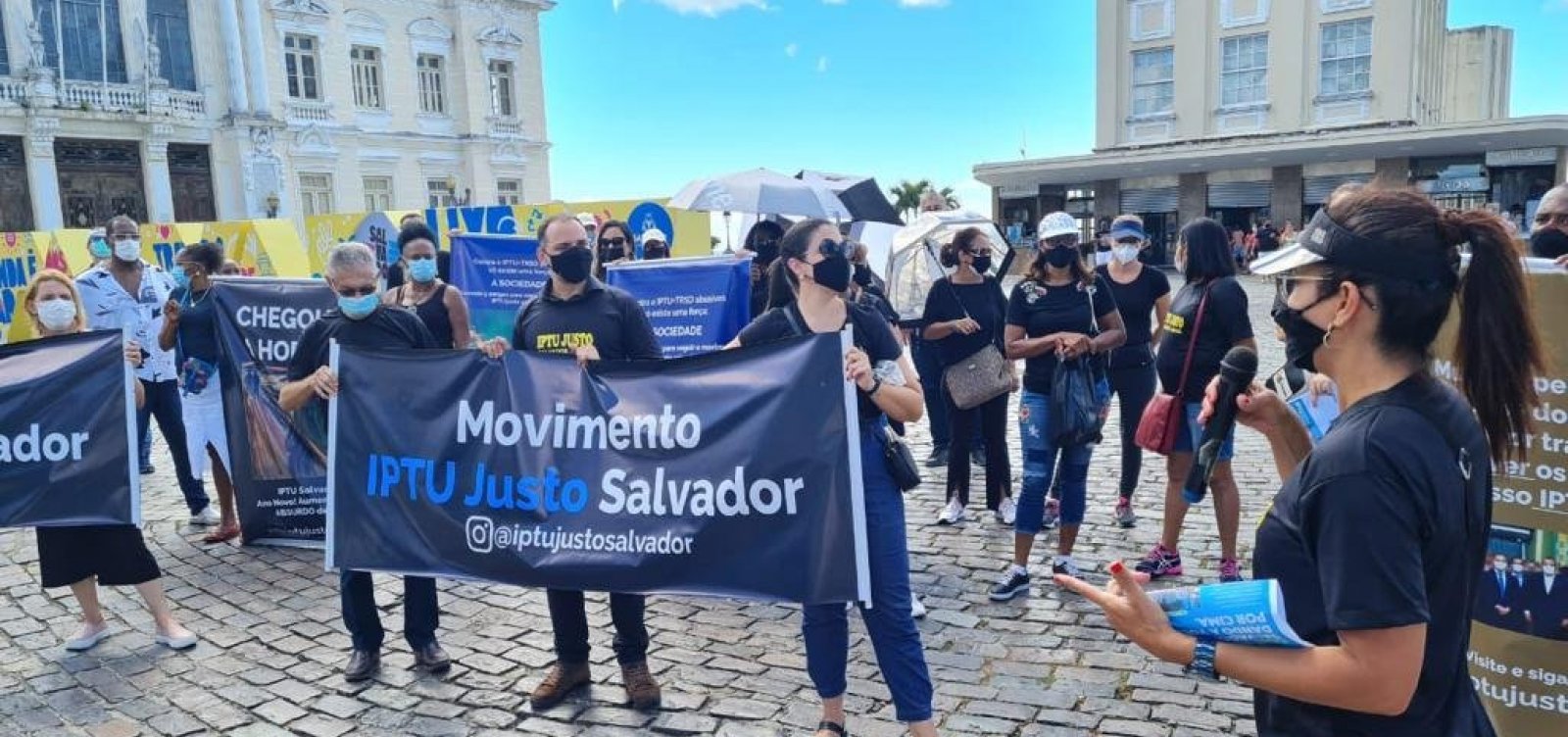 Contra aumento de IPTU, moradores de condomínios fazem protesto em frente a secretaria em Salvador
