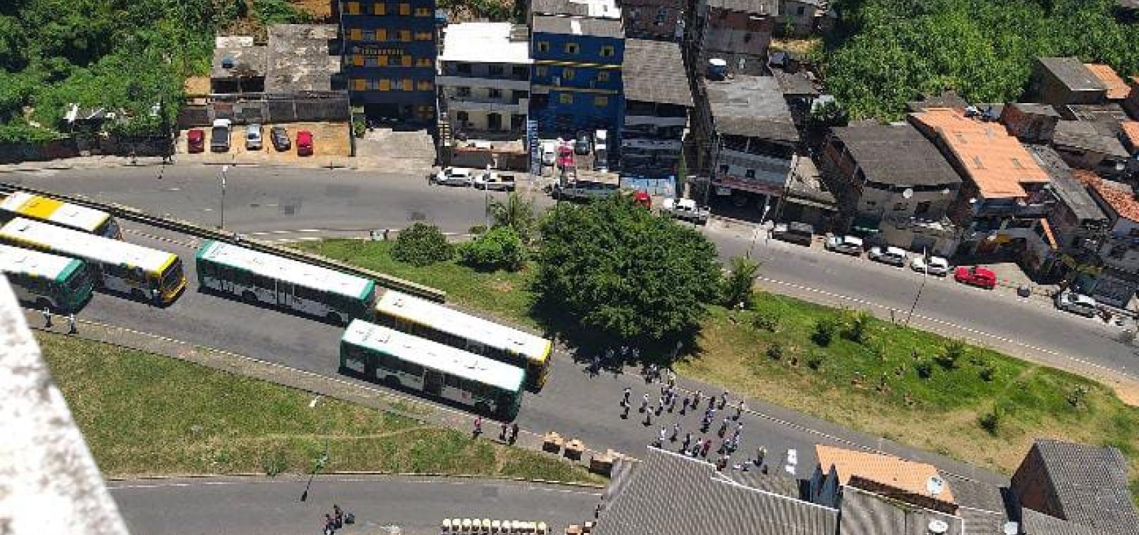 Em protesto, rodoviários fecham Estação da Lapa, em Salvador 
