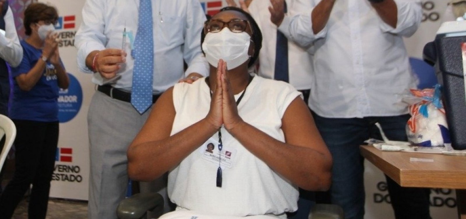“Nos deu esperança”, diz primeira imunizada no dia que vacinação completa um ano na Bahia