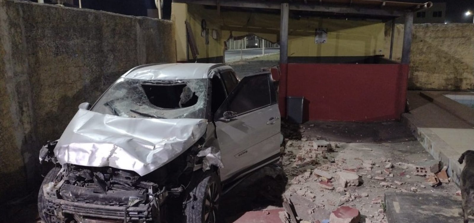 Motorista perde controle de carro e invade sede do Salvamar em Patamares