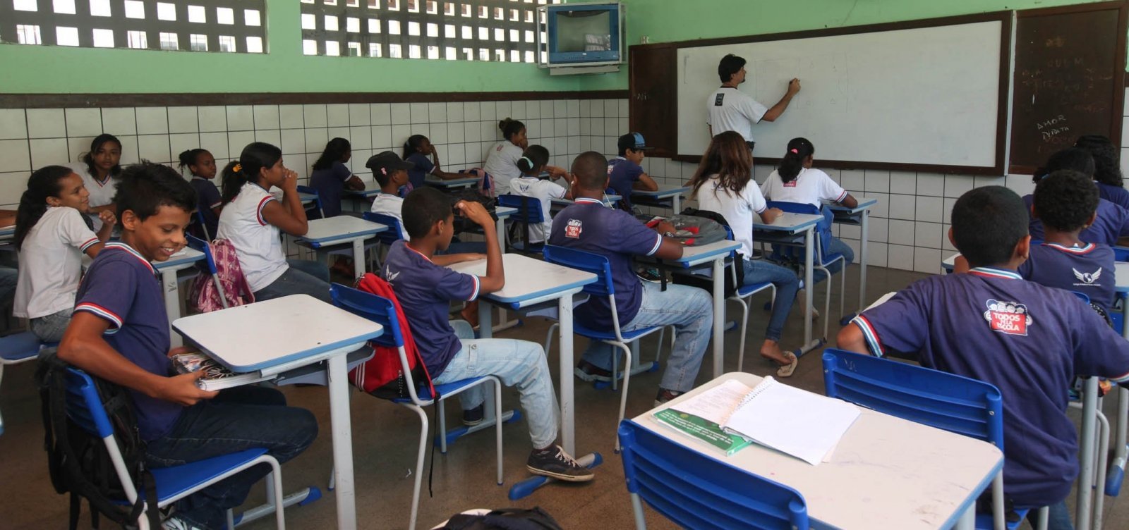 Para garantir vaga, pais e mães dormem em portas de escolas em Salvador