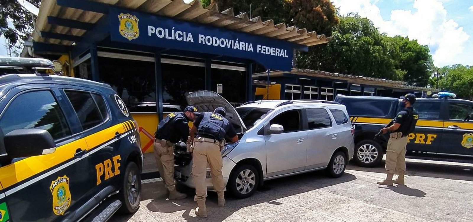 PRF prende motorista de carro roubado em Camaçari dirigindo com CNH vencida em Eunápolis