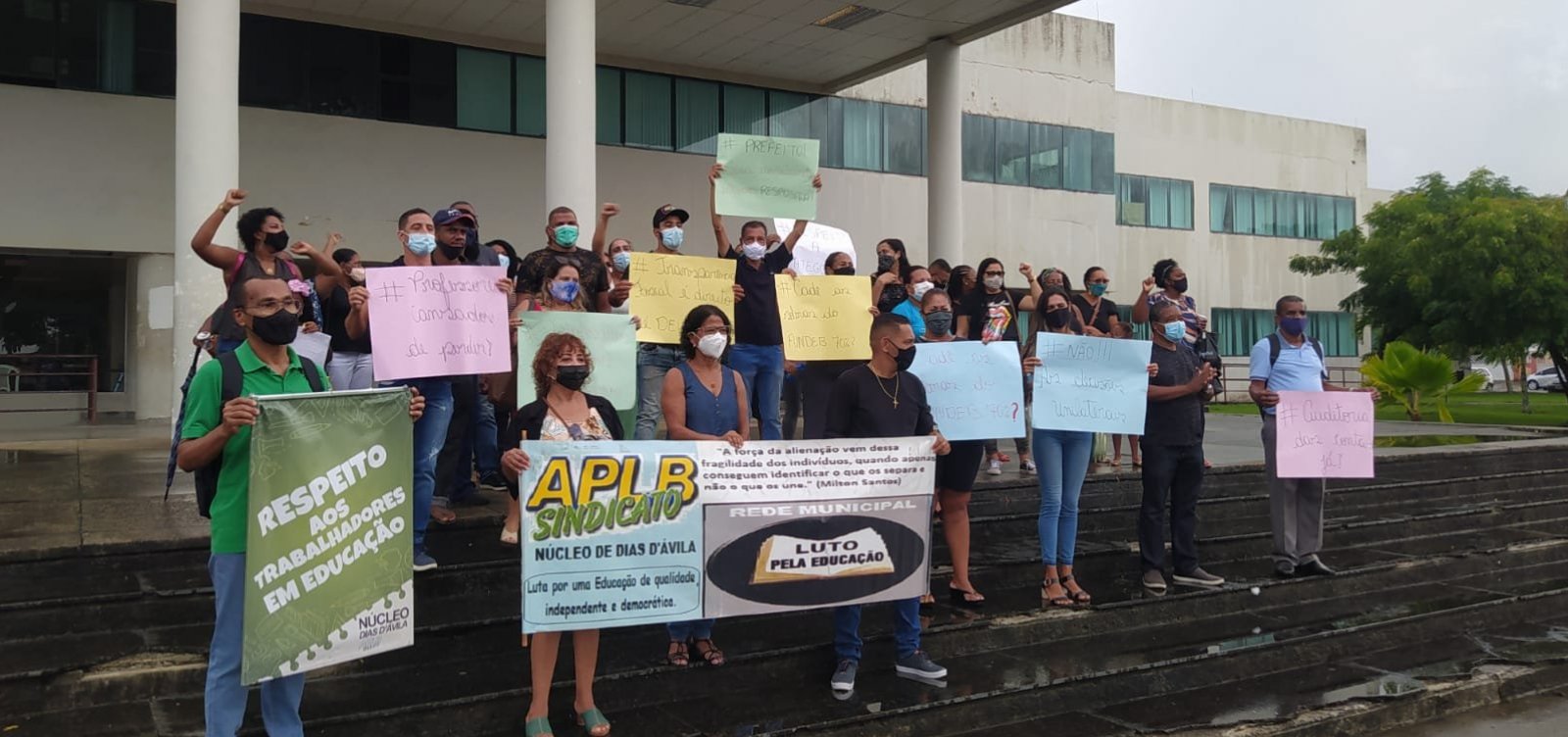 Em protesto, professores criticam falta de transparência em Dias d'Ávila nos recursos do Fundeb