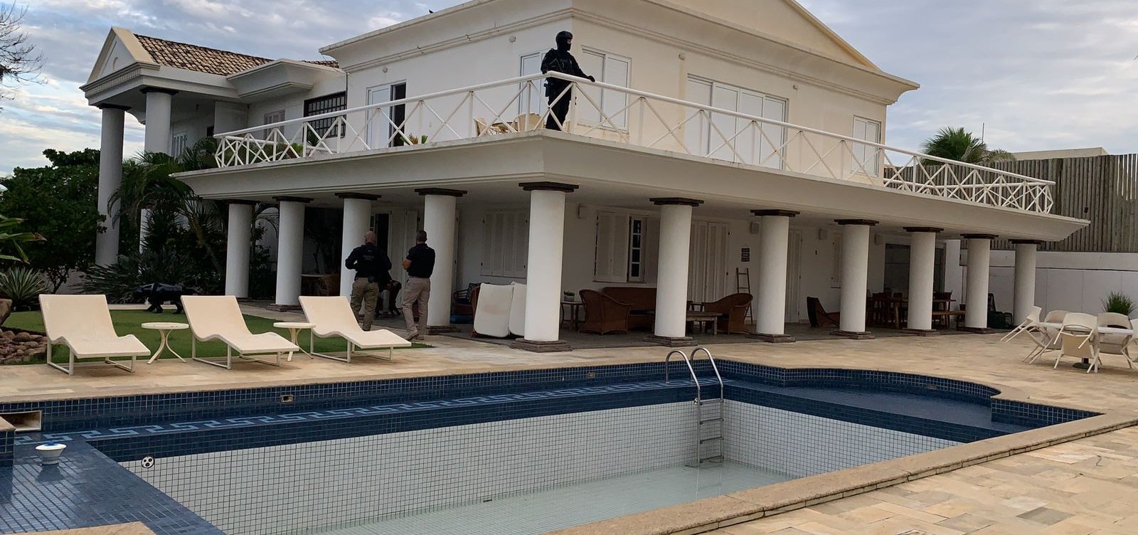 Empresário preso com arma em mansão em Lauro de Freitas é vítima, diz defesa