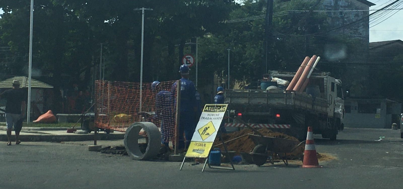 Após perfuração de praça recém qualificada, Embasa atribui responsabilidade à Prefeitura de Salvador