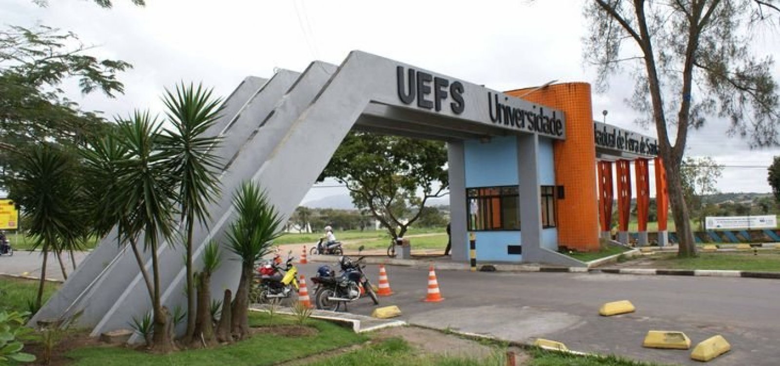 Uefs adia volta às aulas para que estudantes possam comprovar vacinação contra Covid-19