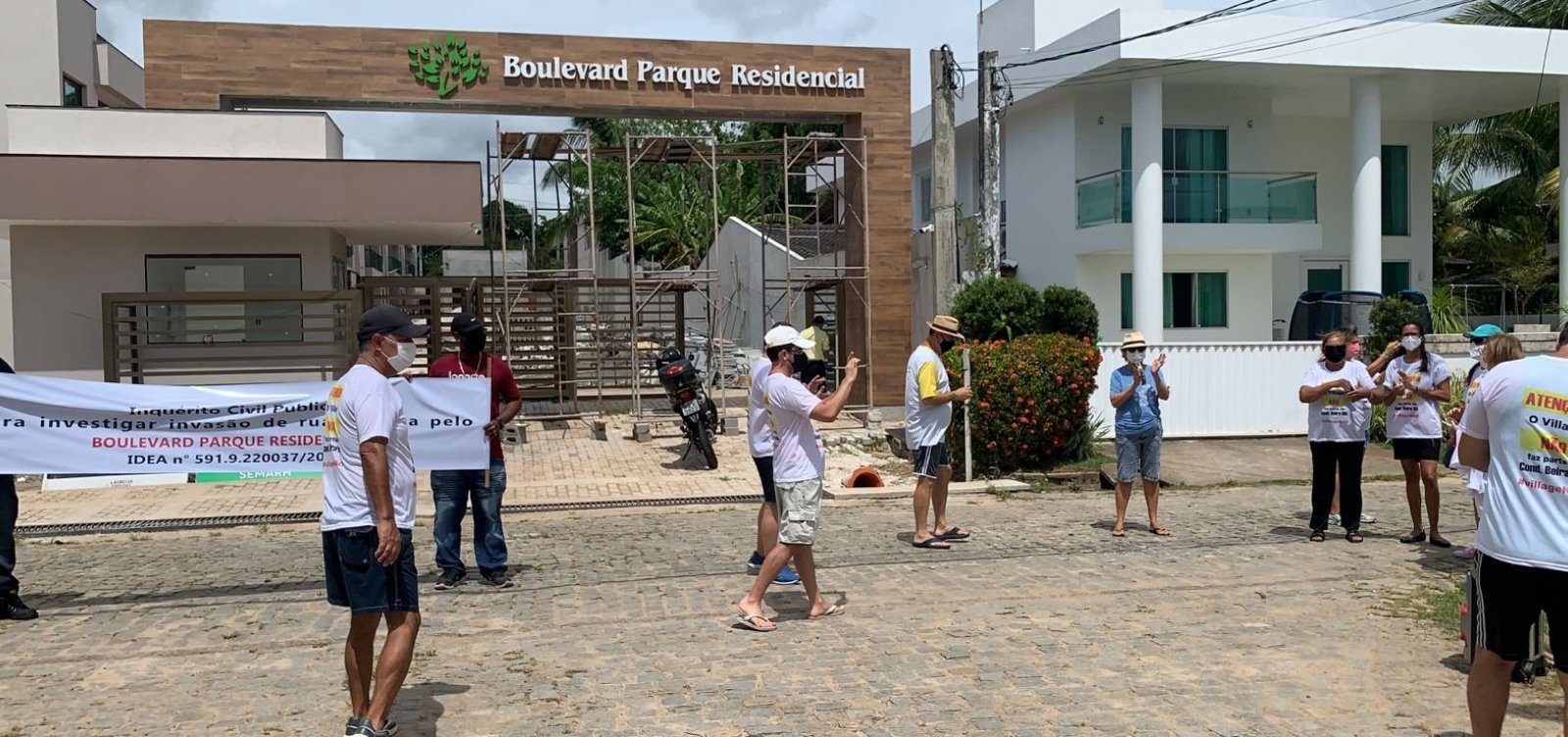 Moradores do Beira Rio fazem protesto na frente de village vizinho que está em construção