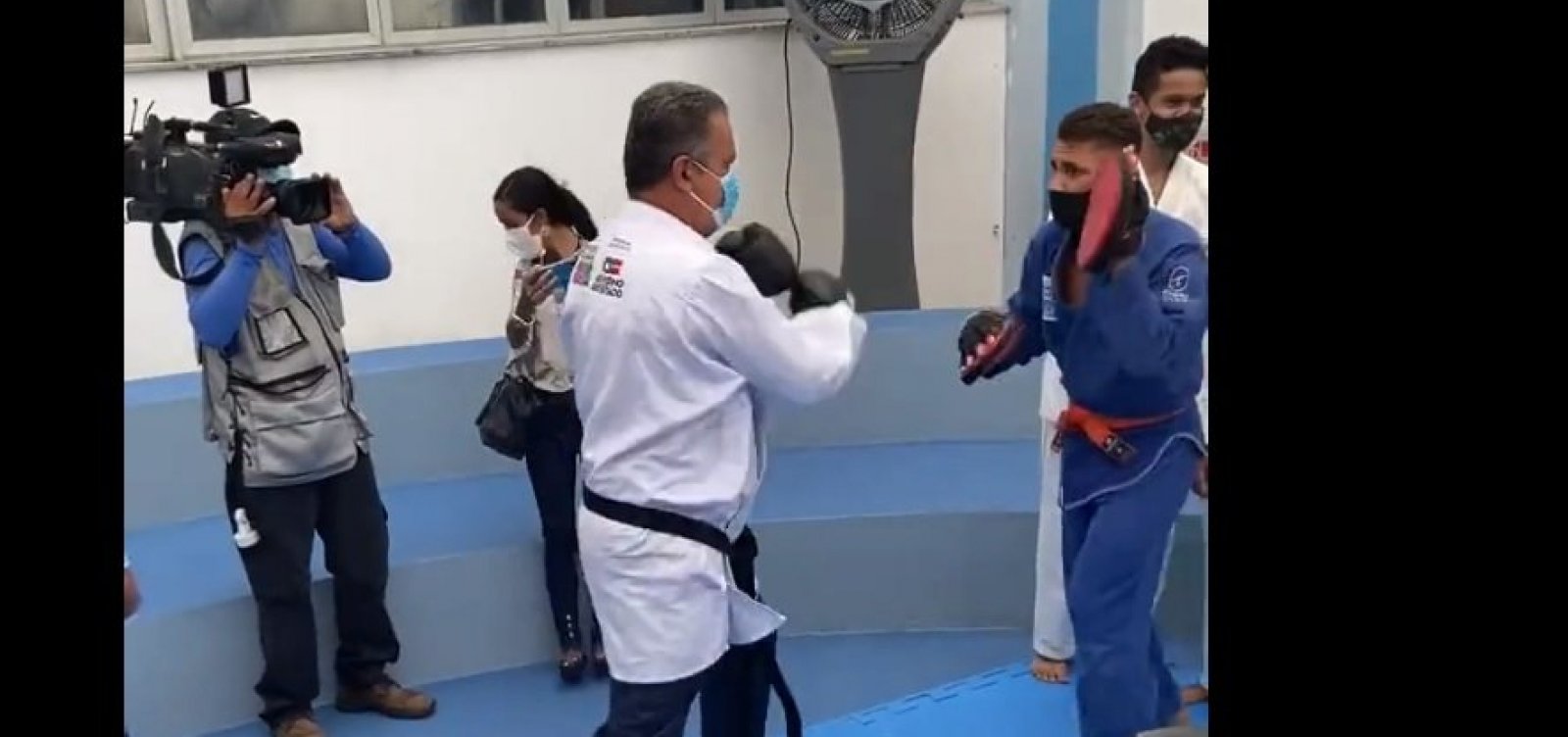 Com luvas e kimono, Rui Costa luta boxe em aula inaugural da rede pública